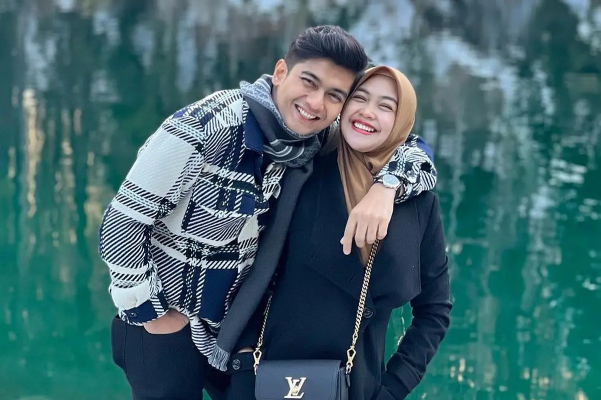 Ria Ricis dan Teuku Ryan sedang menjalankan ibadan umrah bersama, sayangnya belum ada foto bareng yang diunggah di media sosial