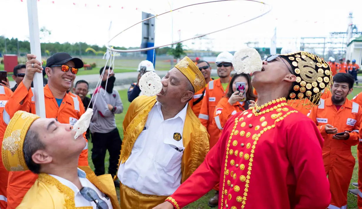Kepala Divisi Formalitas SKK Migas, Didik S. Setyadi, bersama karyawan mengikuti lomba makan krupuk dalam rangka HUT ke-74 RI di kilang JOB Pertamina-Medco E&P Tomori Sulawesi, Sabtu (17/8/2019). Perlombaan digelar meningkatkan keakraban serta rasa cinta tanah air. (Liputan6.com/Immanuel Antonius)