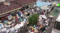 Keluarga ini memiliki pekerjaan sebagai pengepul barang bekas, sehingga kediamannya ditimbun berbagai macam sampah.