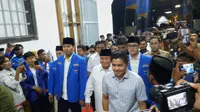 Menhan Prabowo Subianto didampingi Ketua Umum PB PMII Muhammad Abdullah Syukri saat menghadiri acara puncak Harlah Ke-63 PMII di Benteng Vasternburg, Solo, Jumat malam (23/6).(Liputan6/Fajar Abrori).