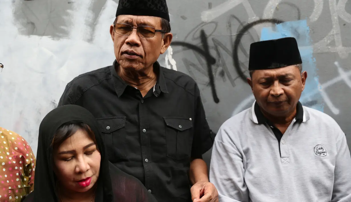 Memet menjelaskan bahwa dua tahun terakhir, almarhum menderita penyakit komplikasi. Bahkan, beberapa waktu lalu saat pelawak senior itu di rawat di Rumah Sakit Pelni, ia menyempatkan untuk menjenguk. (Adrian Putra/Bintang.com)