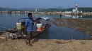 Warga memikul air yang diambil dari  kawasan Bendungan Karian yang mengering di Kampung Somang, Lebak, Banten, Jumat, 7 Agustus 2026. (KLY/ Arie Basuki)