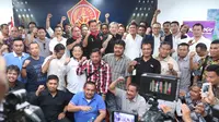 Pangkostrad TNI, Edy Rahmayady (tengah), Manager Persib Bandung, Umuh Muchtar (kiri) dan kelompok 85 berfoto bersama di Grand Rubina Business Park, Jakarta, Selasa (24/5/2016). (Bola.com/Nicklas Hanoatubun)