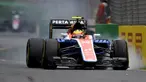 Mobil Pembalap Manor Racing F1 Rio Haryanto terkunci rodanya selama sesi latihan ketiga di Australian Formula One Grand Prix di Melbourne (19/3). Rio akan menjalani seri pertama Formula 1 di Albert Park Minggu, 20 Maret 2015. (REUTERS/Jason Reed)