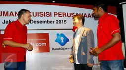 (Ki-ka) CEO grup PropertyGuru Steve Melhuish, Pendiri Rumahdijual.com  Yohanes Aristianto dan Country GM Rumah.com Wasudewan berbincang usai pengumuman akuisisi perusahaan Rumah.com dengan Rumahdijual.com, Jakarta (3/12). (Liputan6.com/Fery Pradolo)