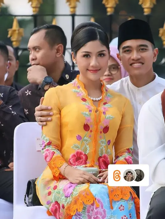 Erina Gudono terlihat begitu mencolok dalam balutan kebaya encim berwarna oranye dengan bodiran bunga warna-warni. [Instagram/erinagudono]