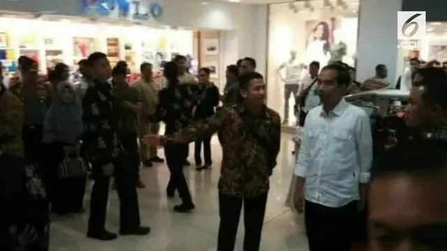 Presiden Jokowi blusukan ke Mal Panakkukang, salah satu pusat perbelanjaan terbesar yang ada di kota Makassar pada Rabu 12 Juli 2017 malam.