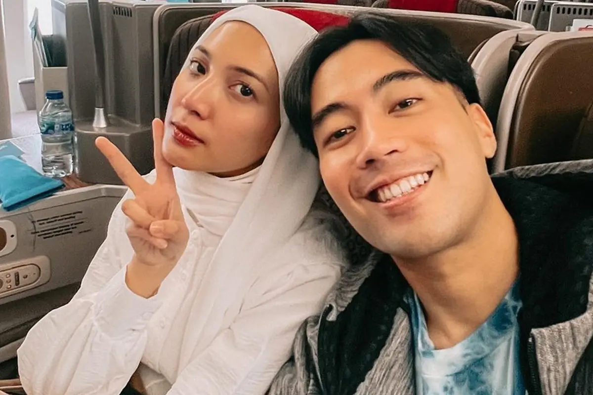 Outfit Vidi Aldiano saat berangkat umrah jadi sorotan
