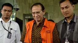Suryadharma Ali terlihat lelah usai menjalani pemeriksaan di KPK, Jakarta, Selasa (21/4/2015). .(Liputan6.com/Yoppy Renato)