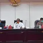 Gubernur Sulteng, Longki Djanggola (tengah) saat mengikuti rapat penanganan Covid-19 pada 23 April 2020. (Foto: Humas Pemprov Sulteng).