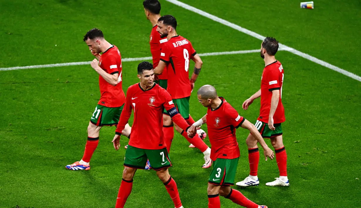 Pemain Portugal, Cristiano Ronaldo, bersama Pepe merayakan kemenangan atas Republik Ceko dalam duel matchday 1 Grup F Euro 2024, Rabu (19/6/2024). (AFP/Gabriel Bouys)