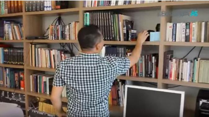 Perpustakaan di rumah Anang Hermansyah dan Ashanty. (foto: Youtube 'Keluarga A5').