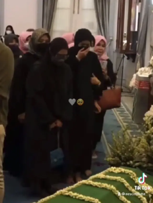 6 Momen Nabila Ishma Akhirnya Bertemu dengan Jenazah Eril, Duduk Lemas di Samping Peti