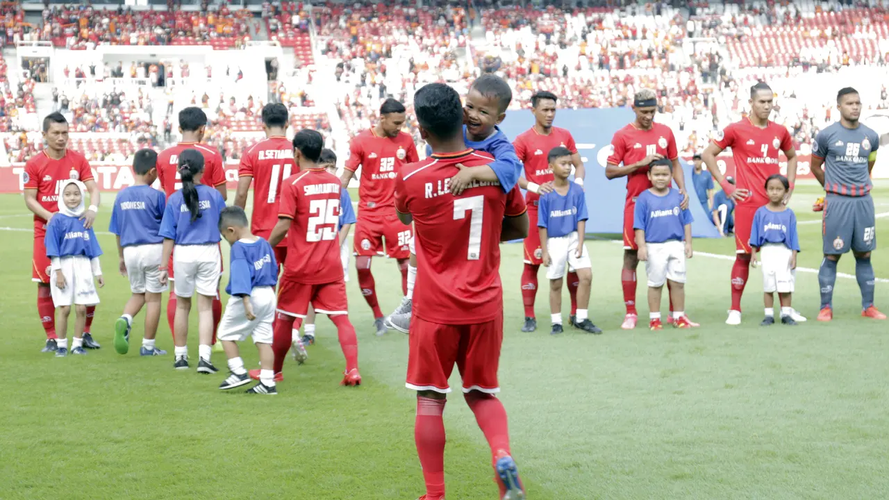Pemain Persija Jakarta bersama player escort kid