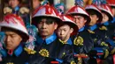 Para pemain yang berpakaian seperti penjaga kekaisaran mengambil bagian dalam pertunjukan ulang upacara pengorbanan di pameran kuil taman Ditan pada hari kedua Tahun Baru Imlek Naga di Beijing pada 11 Februari 2024. (GREG BAKER/AFP)
