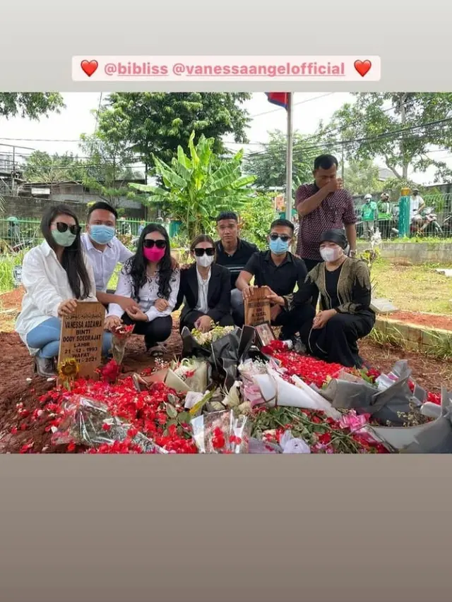 5 Seleb Ziarah ke Makam Vanessa Angel dan Bibi Ardiansyah, Kirimkan Doa