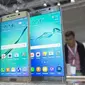 Samsung Galaxy smartphone S6 tepi + digambarkan pada perdagangan elektronik konsumen IFA adil di Berlin, Jerman, (3/11/2015). (REUTERS/Hannibal Hanschke)