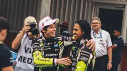 Berada dalam satu tim balap dengan Valentino Rossi, awalnya Sean berduet dengan pembalap lain dengan nomor mobil yang berbeda. Namun dalam ajang 24 H Dubai ini ia menjadi pembalap yang berduet dengan legenda hidup MotoGP tersebut. Terlihat bahwa keduanya pun tampil solid saat berada di sirkuit dalam menghadapi balapan yang dijalani. (Liputan6.com/IG/@gelaelized)