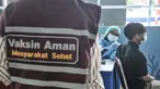 Warga menerima vaksinasi Covid-19 di Pasar Ikan Modern Muara Baru, Penjaringan, Jakarta, Kamis (5/8/2021). Vaksinasi massal yang menyasar masyarakat maritim atau kawasan pesisir ini menargetkan hingga 2.000 peserta tiap harinya. (merdeka.com/Iqbal S Nugroho)