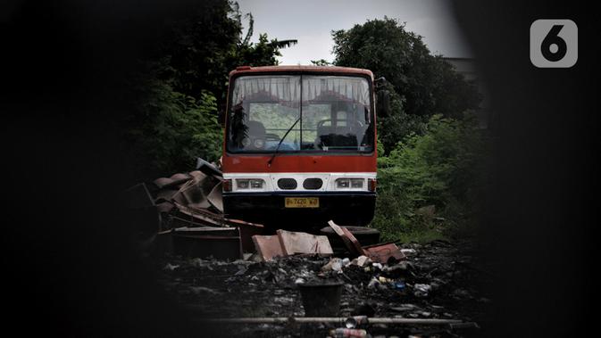 Sebuah bus Metromini yang tersisa di pool Pulogebang. Karya foto ini sedang dipamerkan dalam pameran foto dengan tema 
