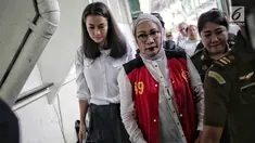 Terdakwa kasus dugaan penyebaran berita bohong atau hoaks Ratna Sarumpaet didampingi Atiqah Hasiholan tiba untuk menjalani sidang lanjutan di PN Jakarta Selatan, Selasa (7/5/2019). Sidang kali ini menghadirkan saksi meringankan dari pihak terdakwa. (Liputan6.com/Faizal Fanani)