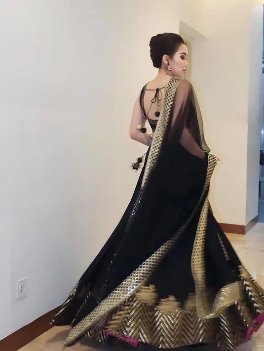 Model busana yang dikenakan Ayu pun model backless dengan aksen tali pada bagian belakang.[@ayutingting92]