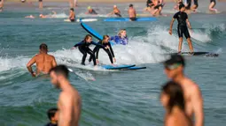 Banyak orang memadati Pantai Sydney atau mencari pertolongan di tempat teduh ketika pihak berwenang memperingatkan kelompok yang paling rentan - termasuk orang tua dan anak-anak - untuk berlindung di bangunan yang sejuk. (AP Photo/Mark Baker)