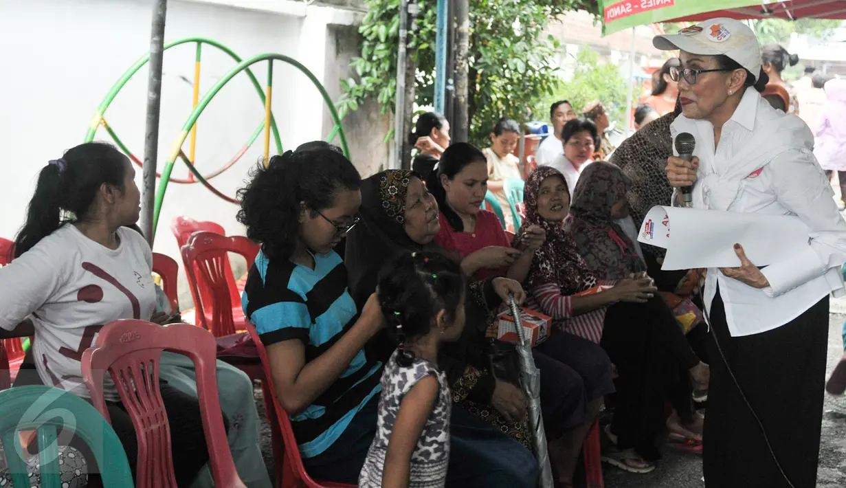 Ibunda Cawagub DKI Sandiaga Uno, Mien Uno berdialog dengan warga saat ikut berkampanye bersama anaknya di Petojo, Jakarta Pusat, Jumat (17/3). Mien Uno ikut mensosialisasikan program pasangan Anies Baswedan - Sandiaga Uno. (Liputan6.com/Yoppy Renato)