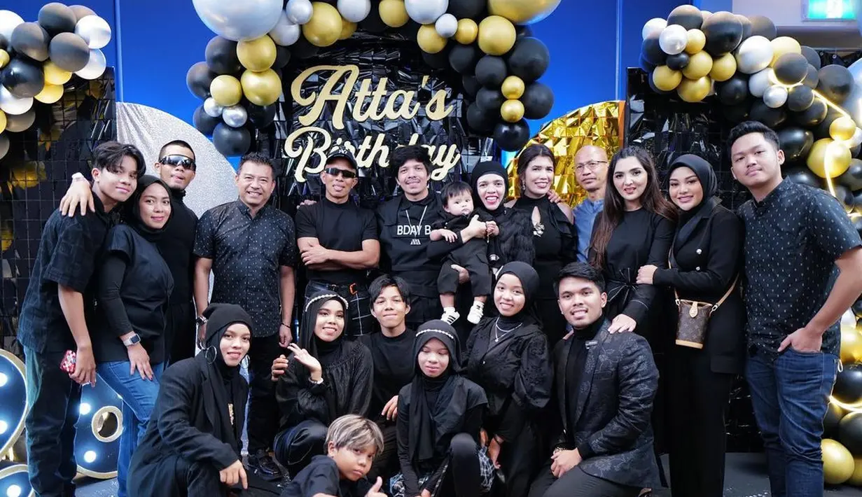 Kekompakan keluarga Hermansyah dan Gen Halilintar saat berfoto bersama. (Foto: Instagram/ genifaruk)