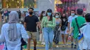 Orang-orang yang memakai masker berjalan di sebuah jalan di Kuala Lumpur, 5 Oktober 2020. Malaysia pada Senin (5/10) melaporkan rekor penambahan kasus harian tertinggi lainnya dengan 432 kasus baru COVID-19, menambah total kasus di negara itu menjadi 12.813. (Xinhua/Chong Voon Chung)