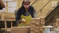 Pekerja membuat mebel di kawasan Tangerang, Selasa (3/11/2020). Kementerian Koperasi dan UKM mengajak para pelaku UMKM yang telah siap mengekspor untuk memanfaatkan Generalized System of Preference (GSP). (Liputan6.com/Angga Yuniar)