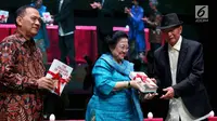 Presiden Ke-5 Megawati Soekarno Putri menerima buku dari Founder Ciputra Group, Ir. Ciputra saat peluncuran buku sekaligus merayakan Ulang Tahun berdirinya Ciputra Grup yang ke 36 Tahun, di Jakarta, Rabu (29/11). (Liputan6.com/JohanTallo)