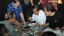 Iwan Fals sekeluarga juga menyediakan hidangan nasi merah untuk makan malam bersama Jokowi dan rombongan (Liputan6.com/Herman Zakharia)