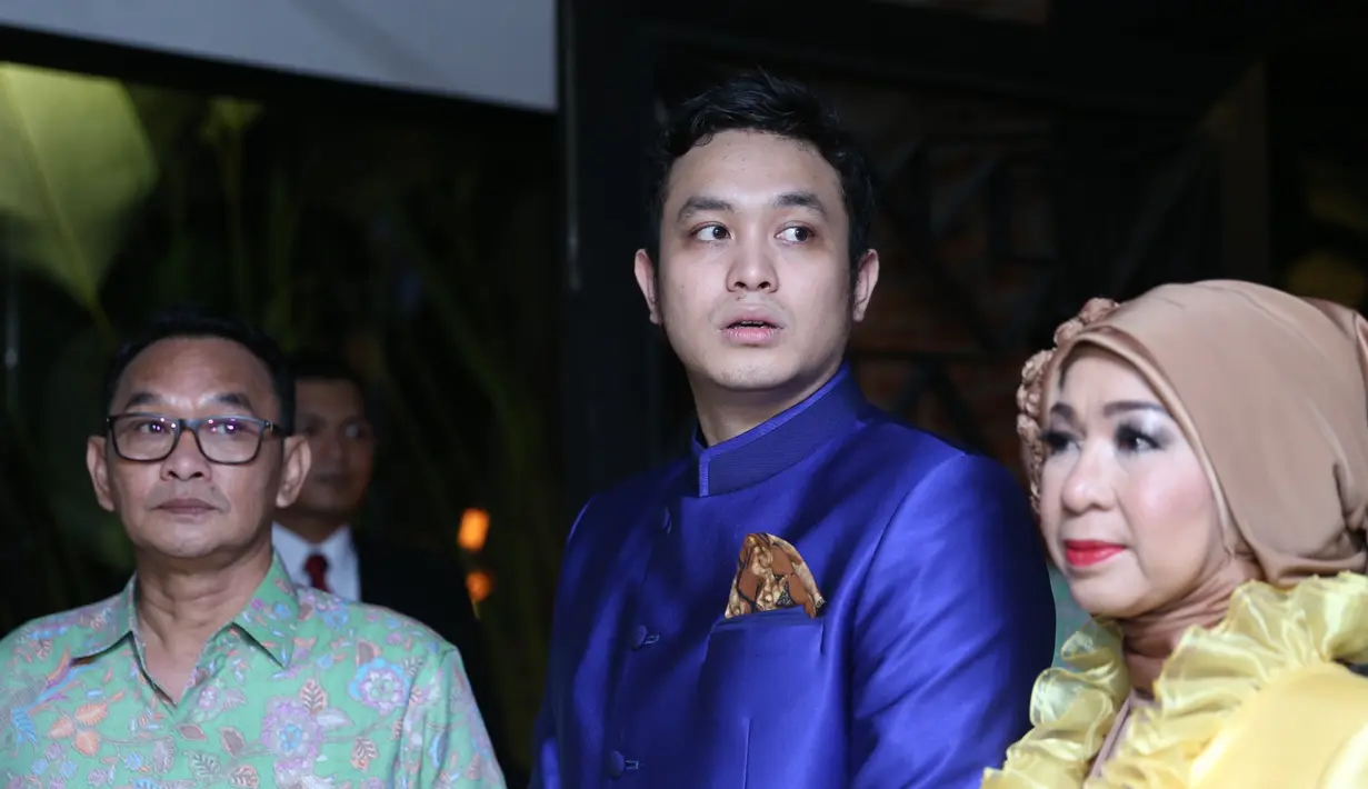 Hari Kemerdekaan Republik Indonesia dirayakan oleh masyarakat Indonesia dengan berbagai macam. Hari bersejarah bagi bangsa Indonesia itu, juga dimanfaatkan oleh Gilang Dirga melamar kekasihnya, Adiezty Fersa. (Nurwahyunan/Bintang.com)