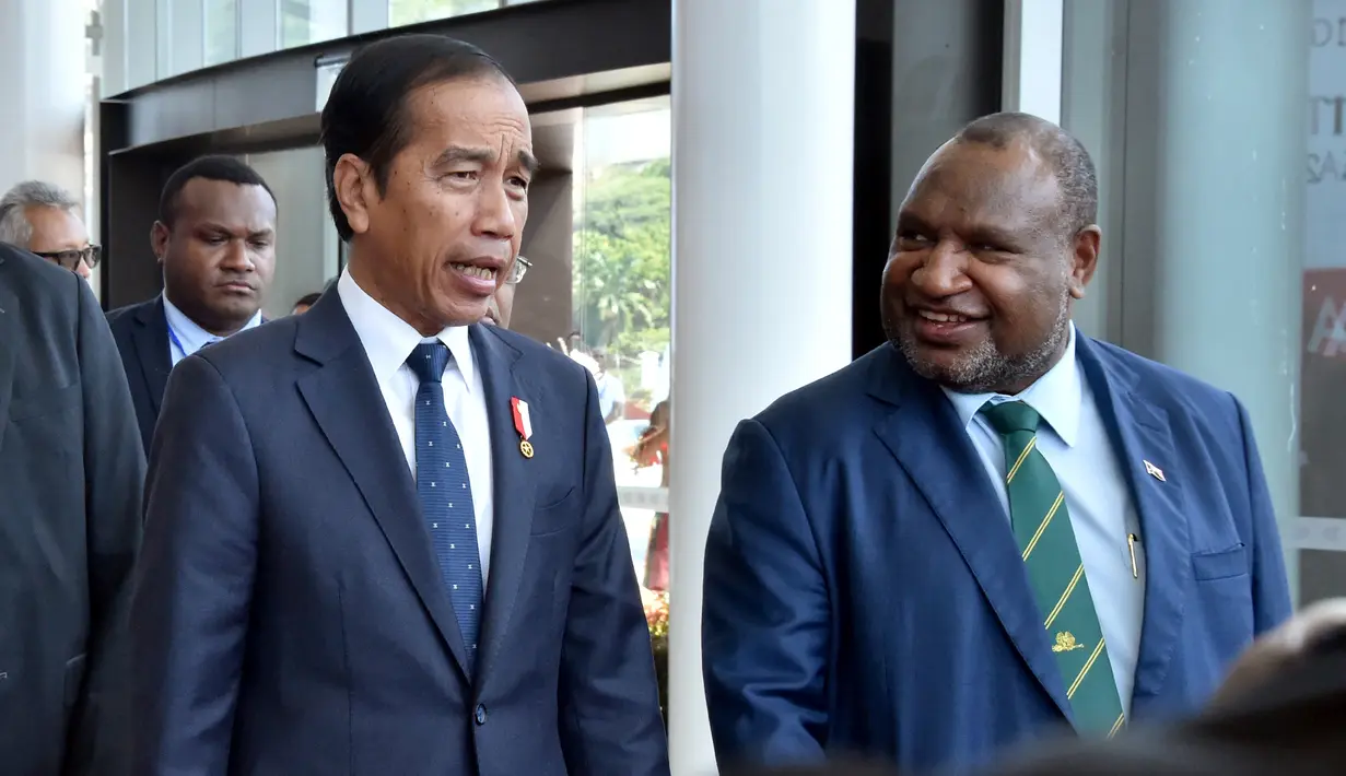 Presiden Indonesia Joko Widodo atau Jokowi (kiri) disambut oleh Perdana Menteri Papua Nugini James Marape (kanan) di APEC Haus menjelang pertemuan bilateral di Port Moresby, Papua Nugini, Rabu (5/7/2023). Setibanya di Port Moresby, Presiden Jokowi disambut langsung oleh PM Papua Nugini James Marape. (ANDREW KUTAN/AFP)