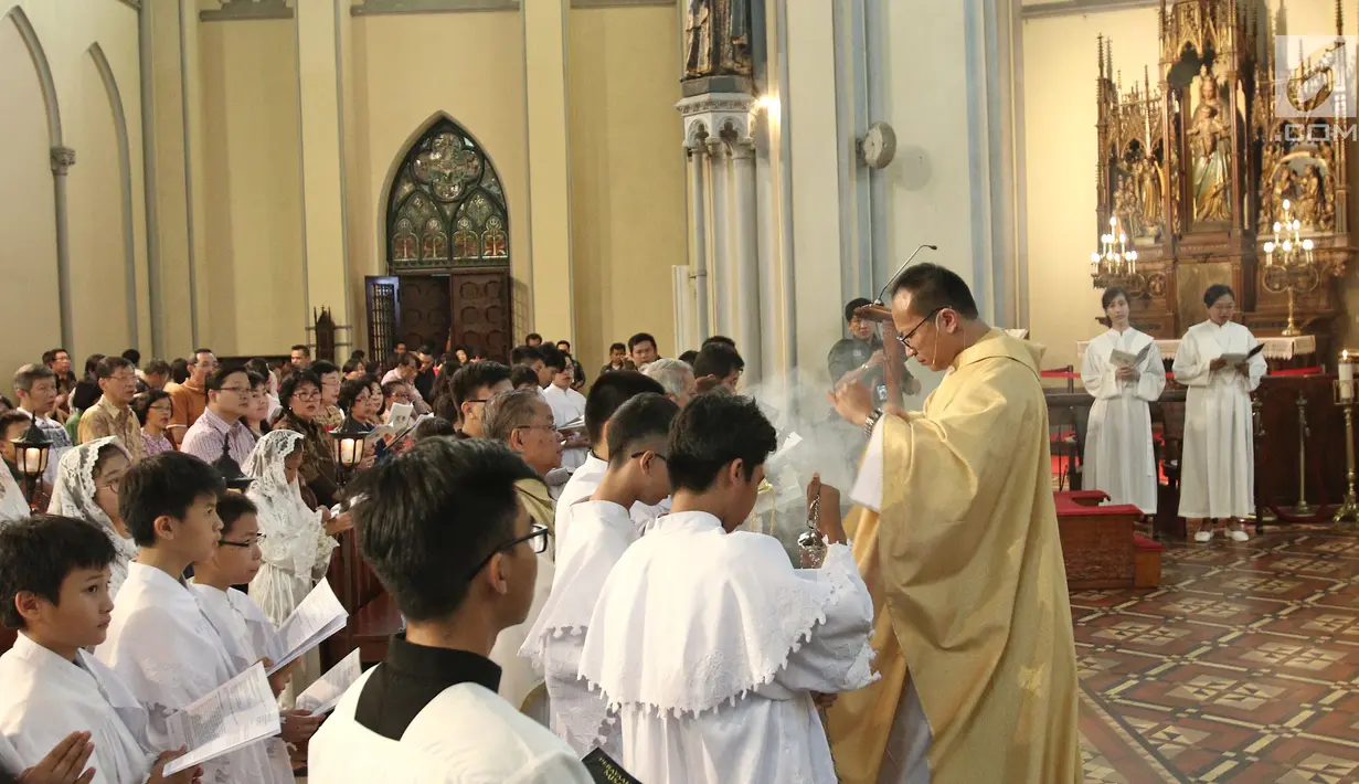 Uskup Agung memimpin prosesi saat Misa Natal di Gereja Katedral, Jakarta, Minggu (24/12). Keuskupan Agung Jakarta mengambil tema Nusantara atau tema khususnya "Damai Kristus dalam Nuansa Nusantara". (Liputan6.com/Herman Zakharia)