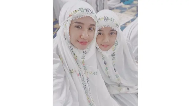 Seleb pakai mukena (Sumber: Instagram//laudyacynthiabella)