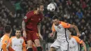 Kapten AS Roma, Daniele de Rossi menyundul bola melewati adangan pemain Shakhtar, Ivan Ordets pada leg kedua 16 besar Liga Champions di Rome Olympic stadium, (13/3/2018). AS Roma Menang 1-0. (AP/Gregorio Borgia)