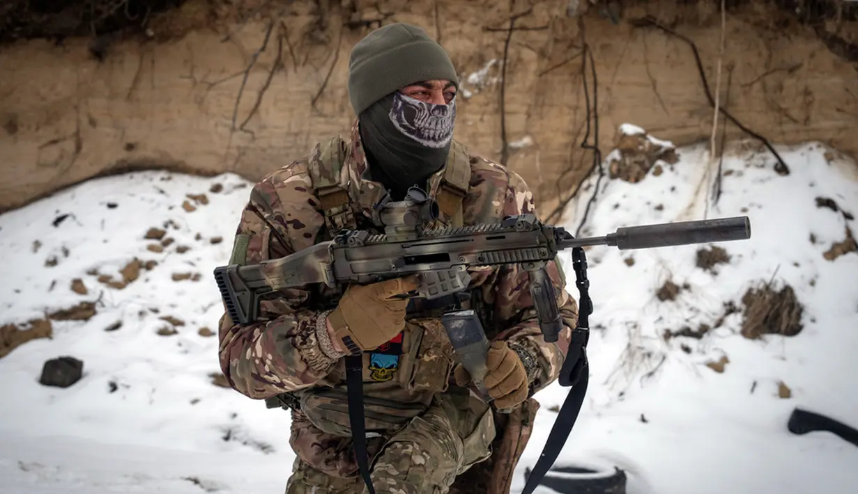 Laporan Bloomberg mengutip para pejabat Ukraina di kamp pelatihan, para prajurit tersebut diperkirakan segera dikirim ke garis depan. (AP Photo/Efrem Lukatsky)