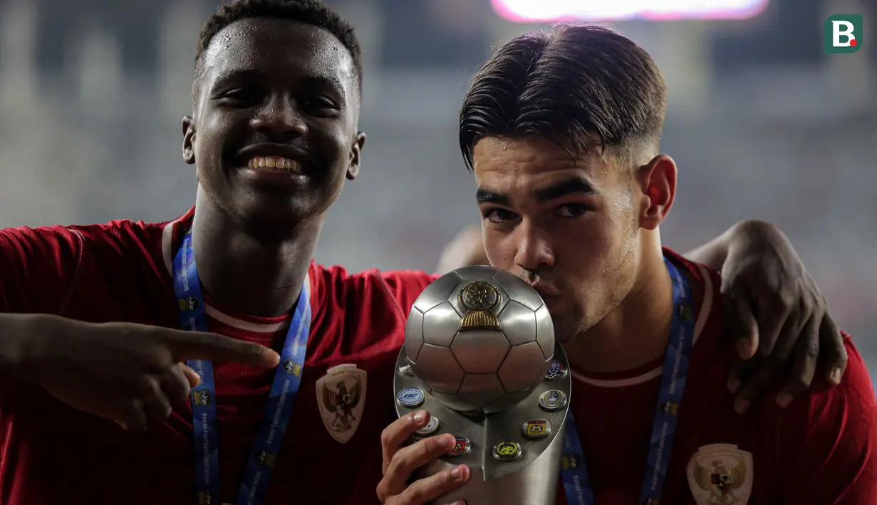 <p>Selebrasi pemain Timnas Indonesia U-19, Jens Raven (kanan) bersama Meshaal Hamzah dengan mencium trofi juara Piala AFF U-19 2024 usai mengalahkan Thailand U-19 pada laga final di Stadion Gelora Bung Tomo, Surabaya, Senin (29/7/2024). (Bola.com/Bagaskara Lazuardi)</p>