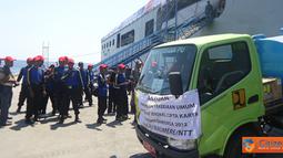 Citizen6, Jakarta: Kapal perang jenis LPD yang dikomandani Letkol Laut (P) Suratun  mendukung pelaksanaan Bhakesra itu tengah menurunkan bahan bantuan untuk disalurkan ke beberapa pulau kecil di Indonesia. (Pengirim: Dispenkolinlamil)