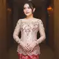 Kebaya tersebut merupakan rancangan desainer Yanti Adeni. (Instagram/prillylatuconsina96).