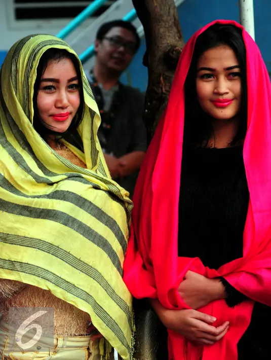 Selama Ramadan, Pamela dan Ovi mengurangi jadwal manggung mereka. Keduanya juga mengatakan, kini lebih jarang keluar rumah, Jakarta, Jumat, (19/6/2015). (Liputan6.com/Faisal R Syam)