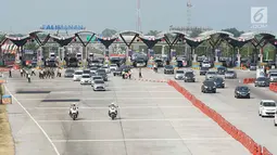 Kendaraan mengikuti arahan rekayasa lalu lintas jalur satu arah (one way) di Gerbang Tol Palimanan, Cirebon, Jawa Barat, Jumat (7/6/2019). Rekayasa lalu lintas di H+3 Lebaran itu dilakukan guna mengantisipasi adanya kemacetan saat arus mudik di Jalan Tol Trans Jawa. (Liputan6.com/Immanuel Antonius)
