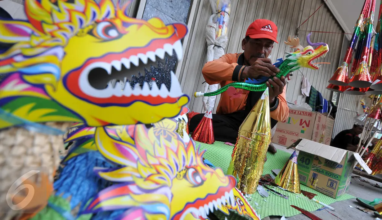 Pengrajin merakit terompet di kawasan Kota Tua, Jakarta (26/12/2015). Malam tahun baru menjadi harapan bagi mereka untuk mendapat keuntungan yang besar dari penjualan terompet. (Liputan6.com/Gempur M Surya)