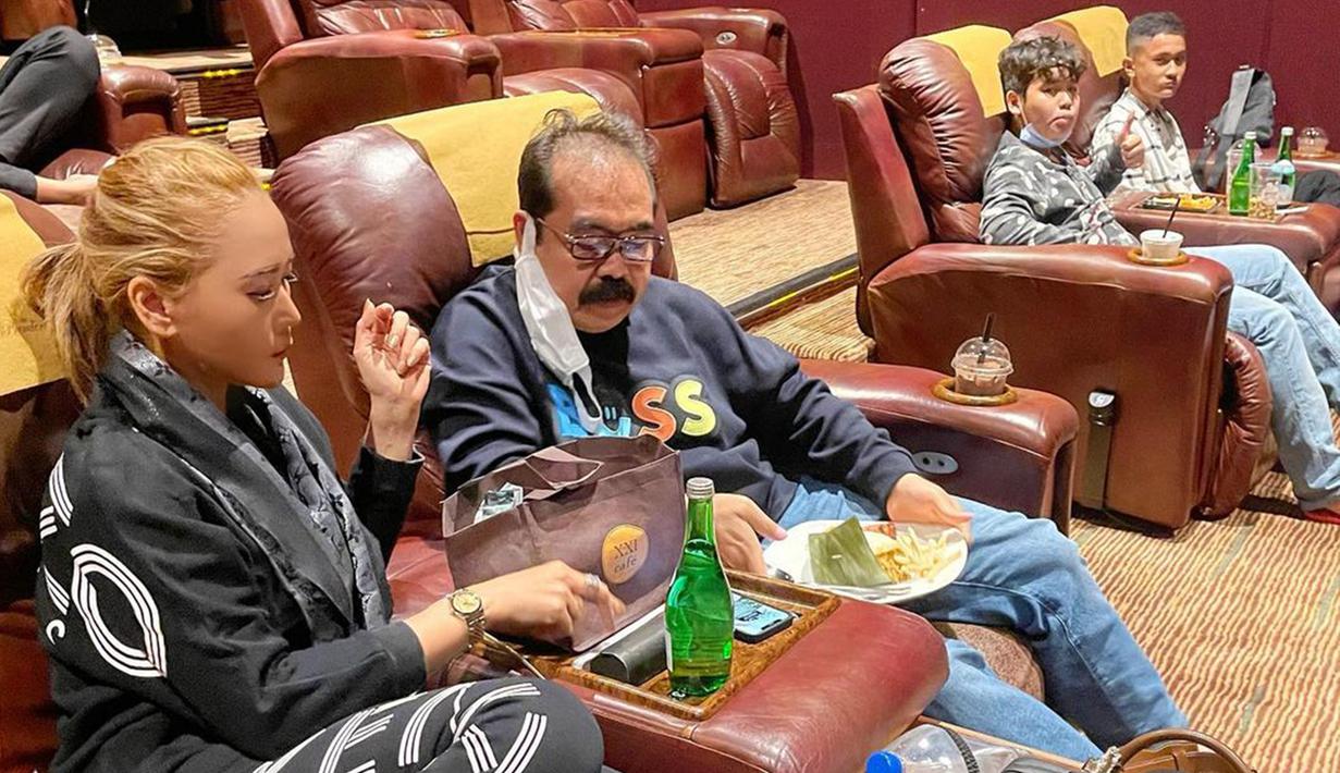 Melalui akun Instagram terverifikasi Inul Daratista, @inul.d, keluarga ini kerap membagikan momen saat mereka quality time bersama anak mereka. Di antara aktivitas yang dilakukan Inul dan Adam untuk menghibur anaknya adalah dengan nonton bioskop bersama. (Instagram/inul.d)