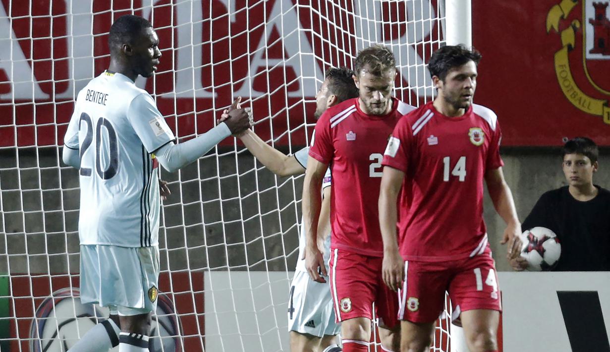 Christian Benteke. Striker Timnas Belgia ini tercatat sebagai pemain tercepat yang mencetak gol di ajang internasional. Rekor terjadi saat kualifikasi Piala Dunia 2018 melawan Gibraltar, 10 Oktober 2016. Ia mencetak gol hanya 8,1 detik usai kick-off dilakukan. (AFP/Jose Manuel Ribeiro)