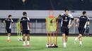 Pemain Timnas Indonesia, Kevin Diks, saat sesi latihan jelang lawan Jepang di Stadion Madya, Jakarta, Selasa (11/12/2024). (Bola.com/Bagaskara Lazuardi)
