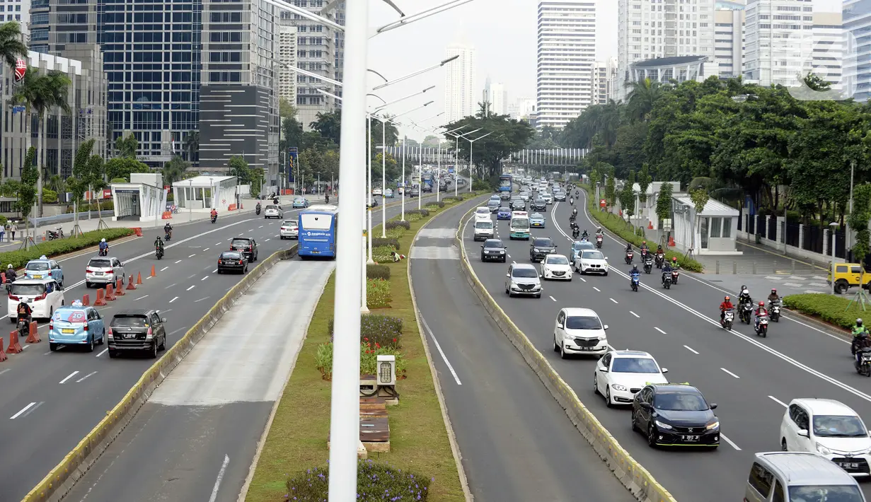 Sejumlah kendaraan melintas di Jalan Sudirman, Jakarta, Senin (8/6/2020). Pemda DKI Jakarta menetapkan mulai dibuka transisi dari aktivitas masyarakat kegiatan perkantoran dan bisnis. (merdeka.com/Dwi Narwoko)