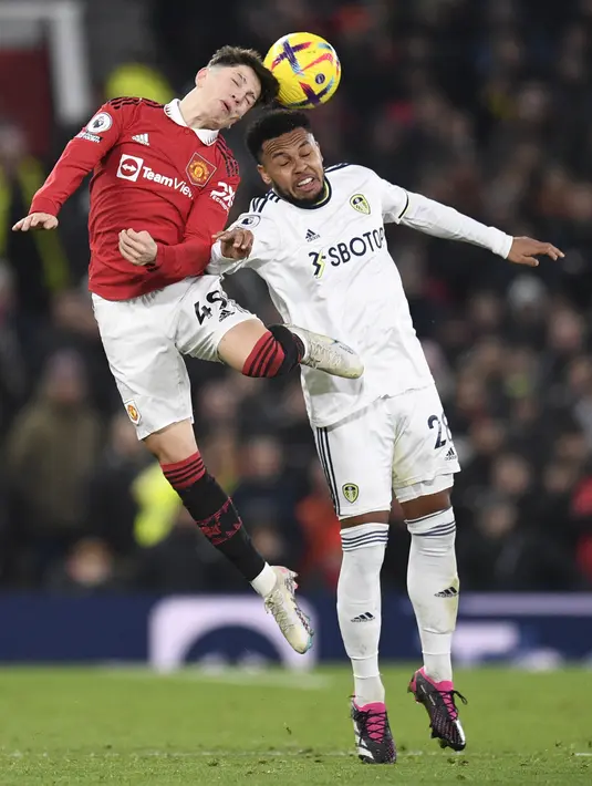 Gelandang Manchester United (MU) Alejandro Garnacho (kiri) berebut bola dengan gelandang Leeds United Weston McKennie pada laga tunda pekan ke-8 Liga Inggris 2022/2023 di Old Trafford, Kamis (9/2/2023) dini hari WIB. Hasil imbang ini membuat MU tertahan di peringkat ke-3 dengan 43 poin, gagal menyamai poin Man City yang ada satu strip di atas dengan 45 poin. (Oli SCARFF / AFP)